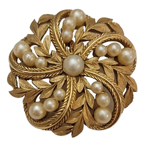Trifari Crown Over T Gold Tone Faux Pearl Laurel Leaf Round Brooch, Signed M747 - Picture 7 of 7